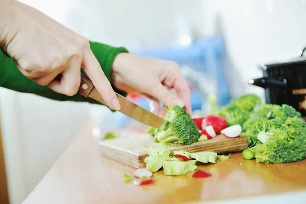 Mujer Preparando Ensalada Alimentos Saludables Con Verduras Cuchillos Verdes Rojos — Foto de Stock