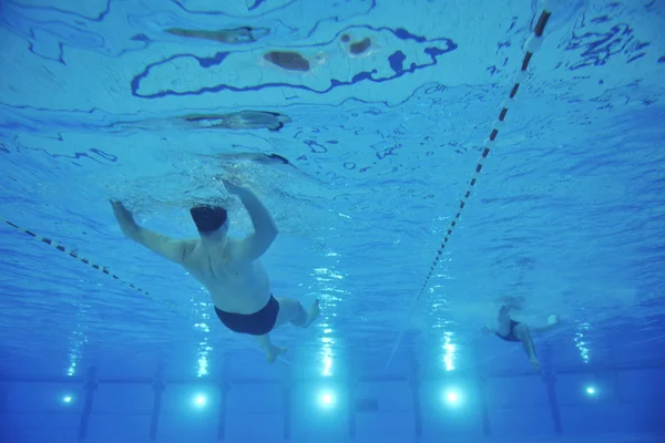 有蓝色和游泳运动员的水下运动游泳池 — 图库照片