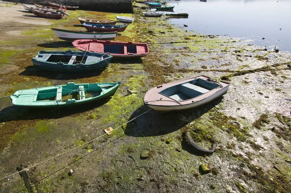潮水退潮时上岸的小艇 — 图库照片