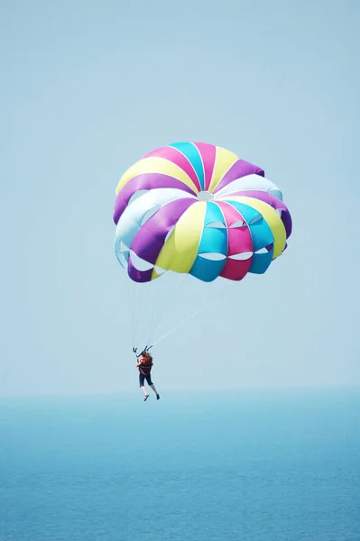 Paracaídas Multicolor Sobre Cielo Azul — Foto de Stock