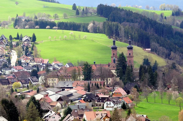 Peter Schwarzwald Mit Einer Klosterkirche Vor Blühenden Bäumen Und Saftig — Stockfoto