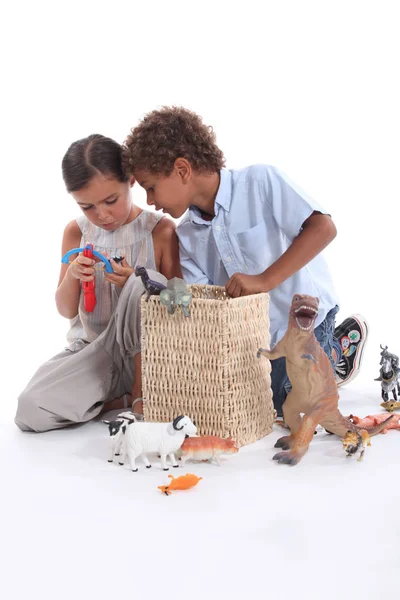 おもちゃで遊ぶ子供たち — ストック写真