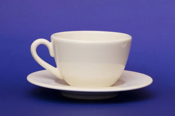 Weiße Tasse Isoliert Auf Blauem Hintergrund — Stockfoto