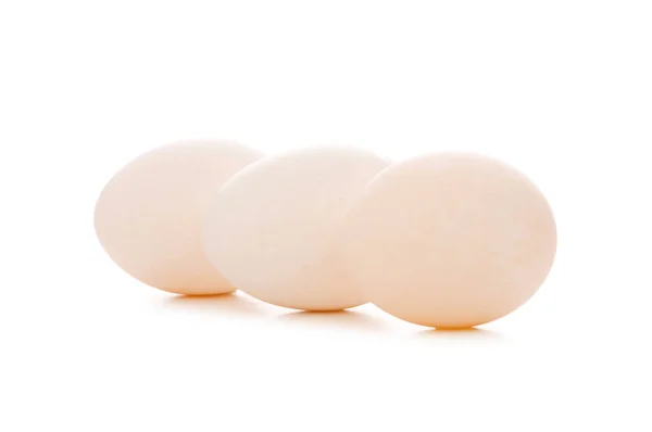 白に隔離された卵のグループ — ストック写真