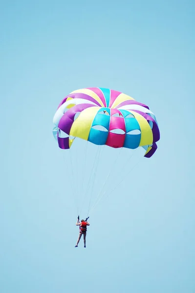 青い空の上に複数の色のパラシュート — ストック写真
