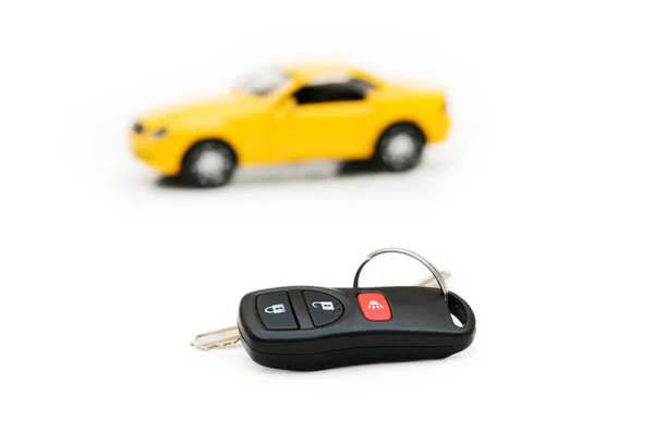 Autoschlüssel Und Auto Hintergrund Isoliert Auf Weiß — Stockfoto