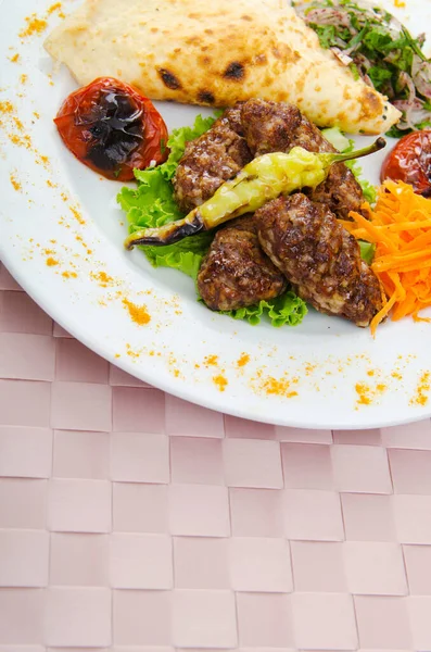 Kuchnia Mięsna Kebab Podawany Talerzu — Zdjęcie stockowe