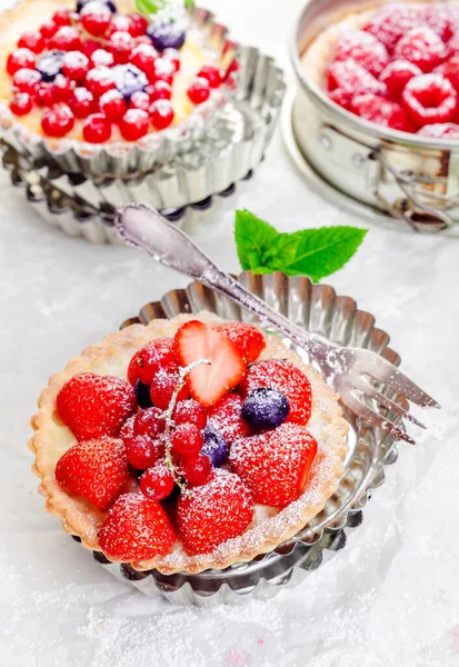Gourmet Fresh Fruit Mixed Berry Tartlets Crisp Golden Pie Crusts — Stock Photo, Image