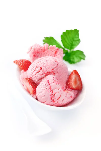 草莓冰淇淋 用新鲜成熟的红色草莓装饰 用白色椭圆形盘 — 图库照片