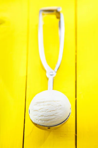 Visão Alto Ângulo Uma Bola Sorvete Limão Refrescante Servida Uma — Fotografia de Stock