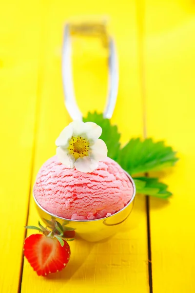 Cuchara Metal Llena Una Bola Helado Fresa Adornada Con Fruta —  Fotos de Stock