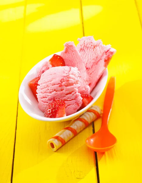 Helado Fresa Con Fruta Fresca Roja Madura Picada Servida Sobre —  Fotos de Stock