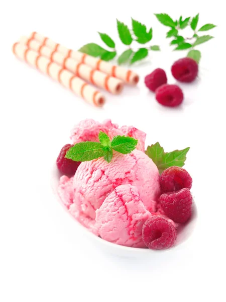 Свежая Целая Спелая Малина Десерт Мороженого Украшенный Листьями Мяты Подаваемые — стоковое фото