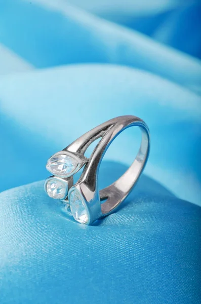 Sieraden Ring Satijnen Achtergrond — Stockfoto