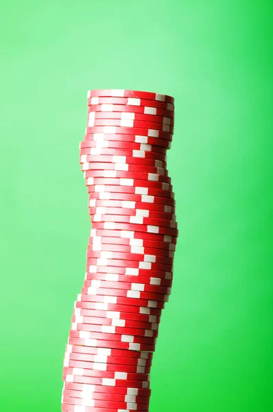 Stapel Rode Casino Chips Tegen Groene Achtergrond — Stockfoto