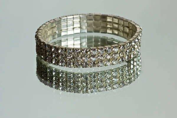 Bracelet Diamant Avec Nombreuses Pierres Sur Fond Réfléchissant — Photo