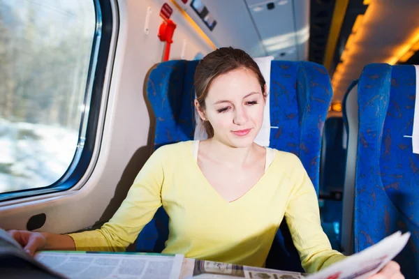 Mujer Joven Viajando Tren — Foto de Stock