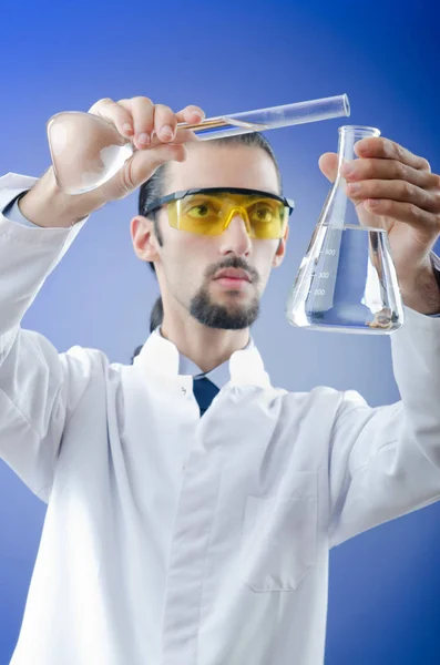 Joven Estudiante Química Trabajando Laboratorio —  Fotos de Stock