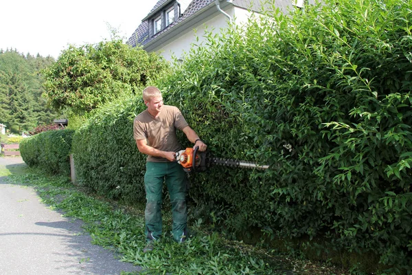 Jardinier Avec Râteau Dans Les Mains — Photo