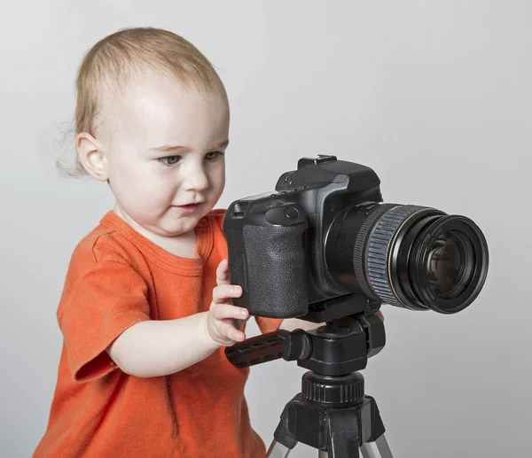 Küçük Çocuk Dijital Kamerayla Oynuyor Nötr Gri Arkaplan — Stok fotoğraf