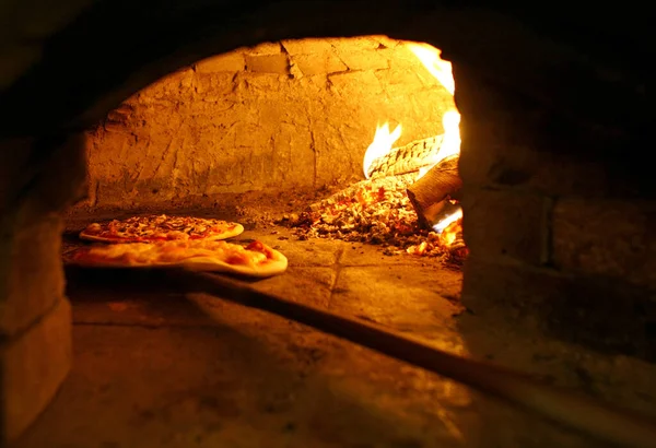 Pizzas Horneadas Horno Leña Abierto — Foto de Stock