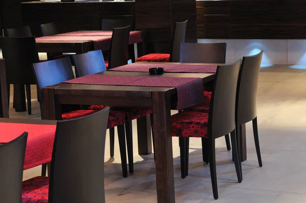 高級木製家具付きのコーヒーレストラン室内 — ストック写真