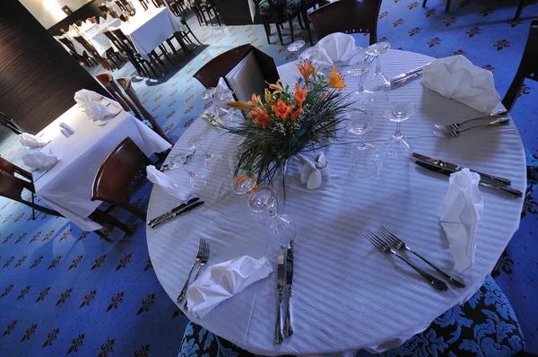 Mesa Con Vasos Vacíos Restaurante Lujo — Foto de Stock