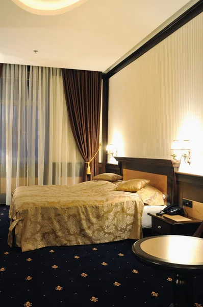 Modern Otel Odası Çift Kişilik Yataklı Lcd Televizyonlu Bir Daire — Stok fotoğraf