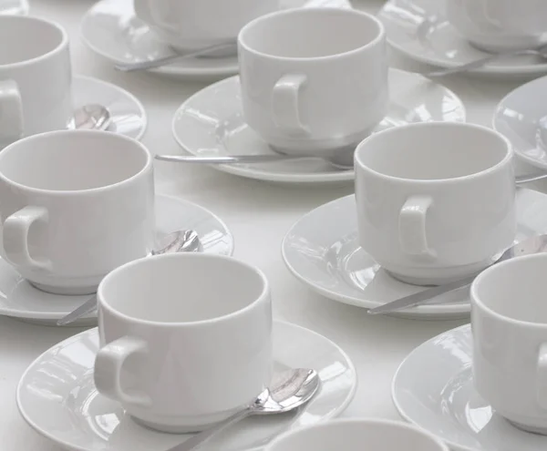 Tasses Blanches Sur Table — Photo