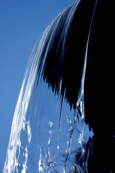 Блакитна Вода Бризкає Чорному Тлі — стокове фото