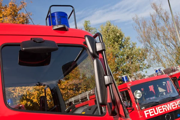 Camion Dei Pompieri Rosso Nel Parco — Foto Stock