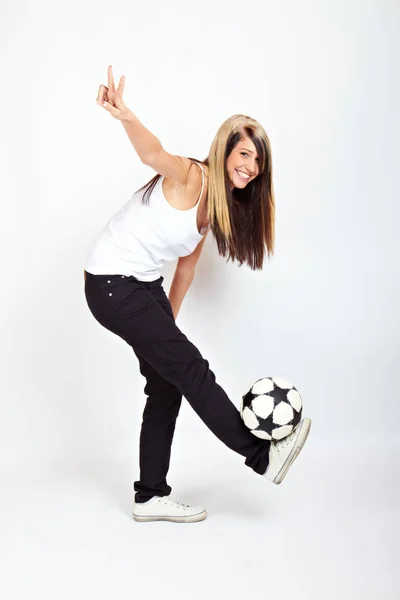 ブロンドの女がサッカーをして — ストック写真