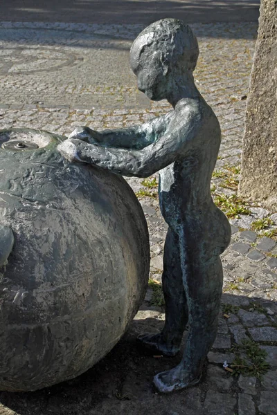 Estatua Una Joven Una Cantera Piedra — Foto de Stock