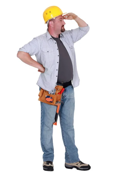 Handyman Tittar Fjärran — Stockfoto