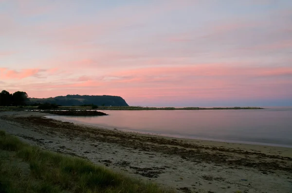 ビーチで日没後の夕暮れ 長時間露光 海の岩の形成 — ストック写真