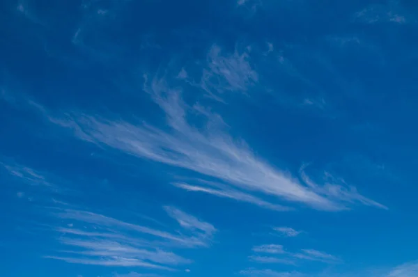Mavi Gökyüzünde Tüy Bulutları Bir Duvar Kağıdı Arkaplan Resmi Olarak — Stok fotoğraf