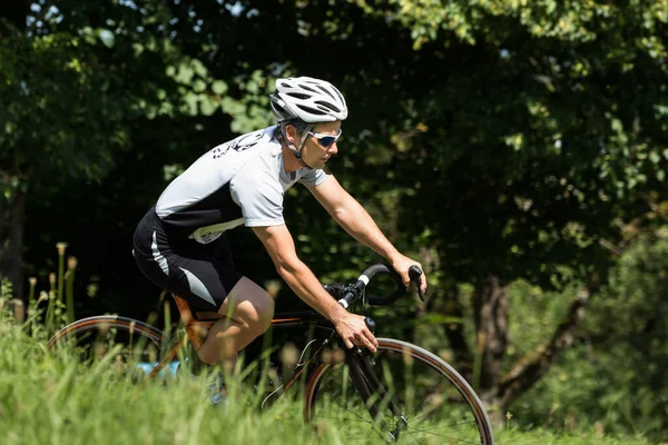 Ciclista Corridas Uniformes Bicicleta — Fotografia de Stock