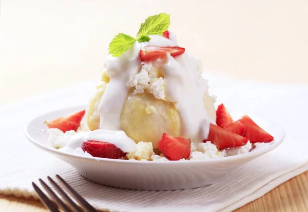 Früchteknödel Mit Quark Zucker Geschmolzener Butter Und Erdbeeren — Stockfoto