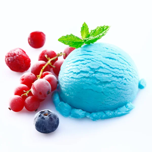 Espolvorear Icecream Fresa Con Las Corrientes Rojas Refrigeradas Frambuesas Una —  Fotos de Stock
