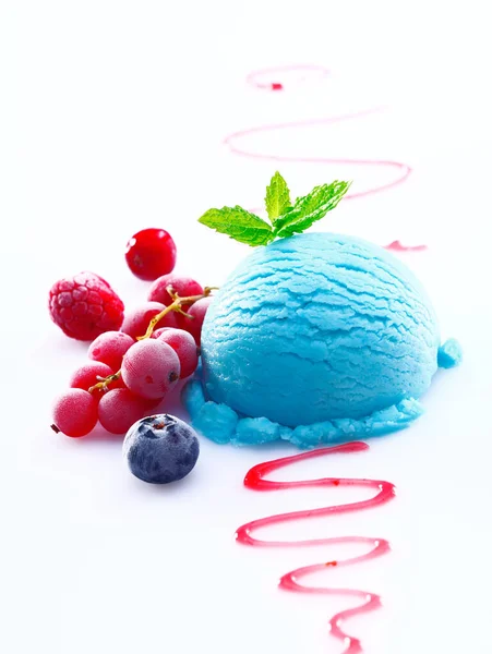奶油蓝莓冰淇淋 配上毛茸茸的糖浆以及新鲜红醋栗和覆盆子 — 图库照片