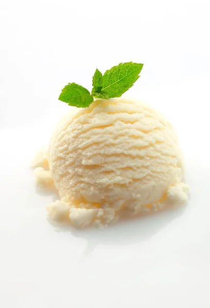 Кусок Ванильного Мороженого Увенчанный Свежими Листьями Зеленой Мяты Белом Бэкгунде — стоковое фото