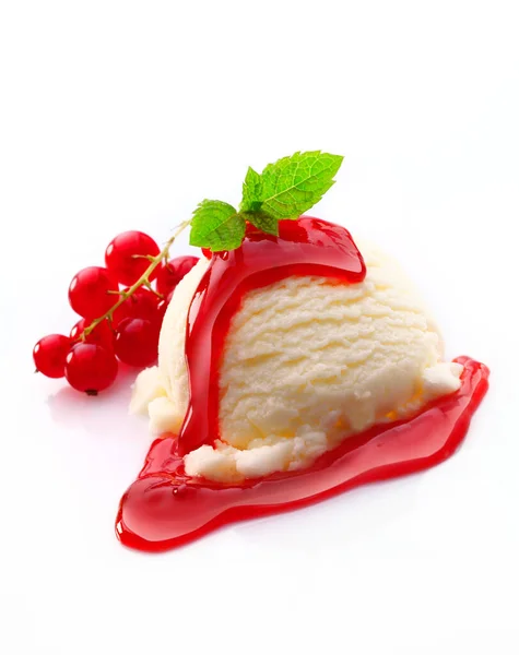 Десерт Ванильного Мороженого Увенчанный Сиропом Красной Смородины Подаваемый Свежими Фруктами — стоковое фото