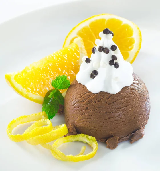 Delicioso Postre Icecream Chocolate Relleno Crema Batida Servido Con Rodajas —  Fotos de Stock