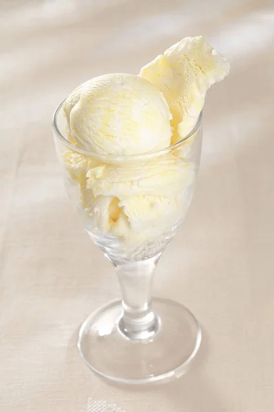 白い背景においしいクリーミーなバニラアイスで満たされたガラスの高い角度のビュー — ストック写真