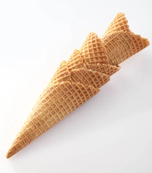 用传统锯齿状图案的一堆堆脆金制华夫饼圆锥 与冰淇淋一起使用 — 图库照片