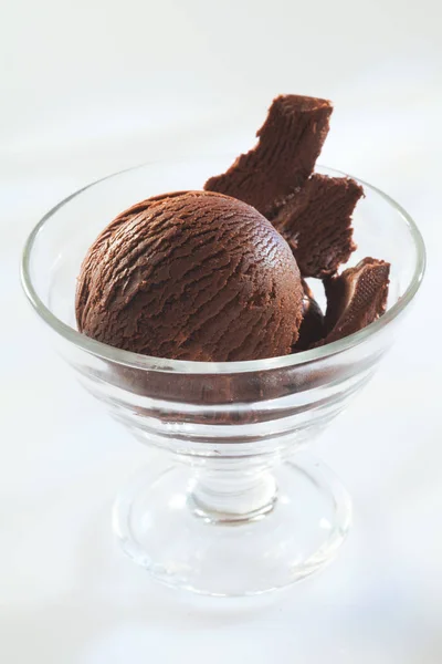 Gazdag Ínyenc Csokoládé Fagylalt Étcsokoládé Forgács Egy Kúpos Koktél Üveg — Stock Fotó