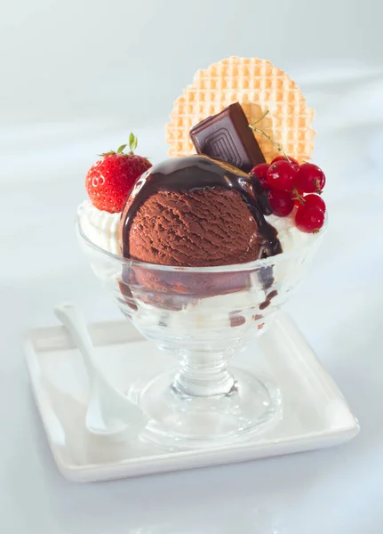 上有融化了的巧克力 上面装饰着方块的巧克力 浆果和一块薄饼 — 图库照片