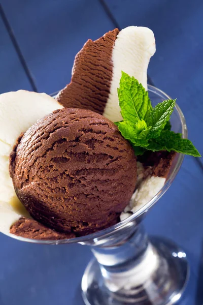 Крупный План Восхитительного Богатого Текстурированного Шоколадного Мороженого Украшенного Мятой Подаваемого — стоковое фото
