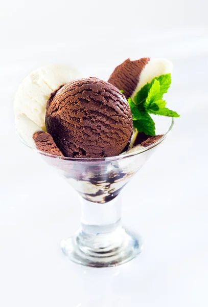玻璃鸡尾酒杯 内装发质奶油巧克力和香草冰淇淋 用薄荷糖装饰 — 图库照片