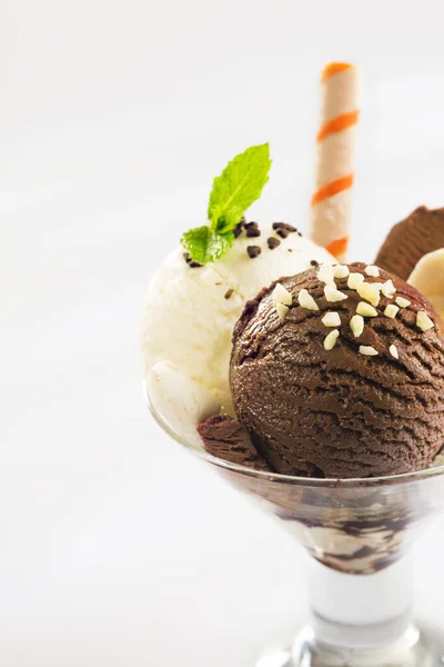 Murciélagos Chocolate Helado Vainilla Con Nueces Troceadas Plato Cónico Parfait — Foto de Stock